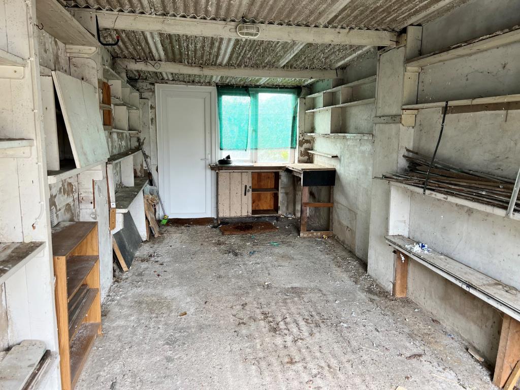 Lot: 6 - DETACHED BUNGALOW FOR IMPROVEMENT AND GARAGE -